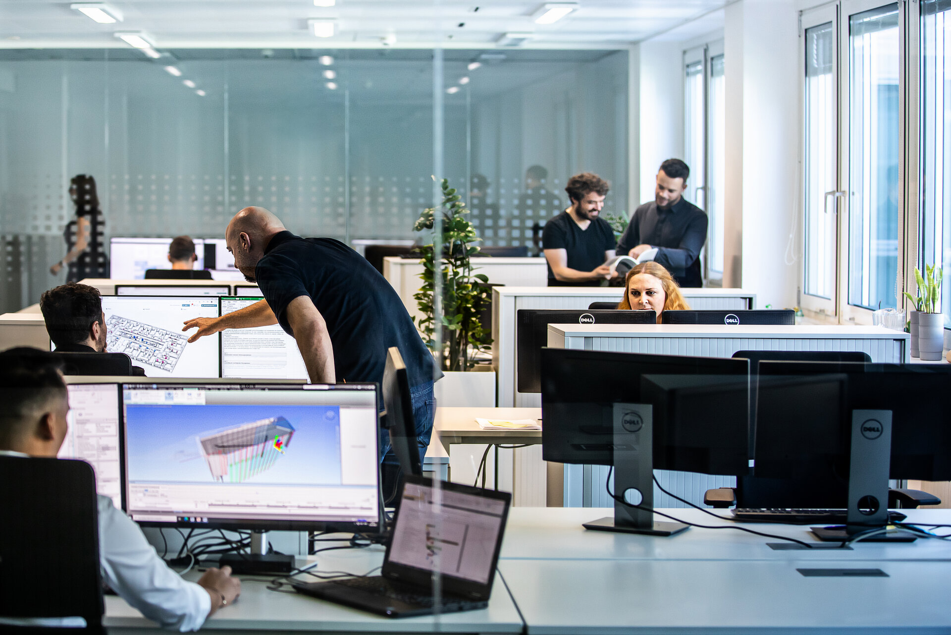 Mitarbeiter*innen im Büro