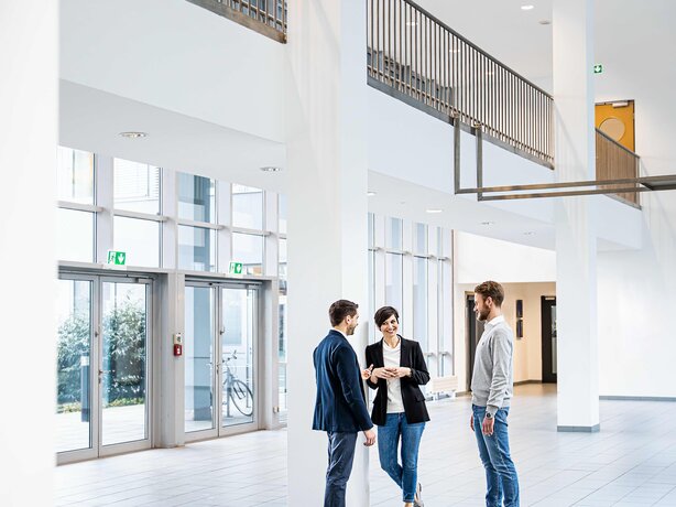 pde Mitarbeiter stehen in der Lobby in Österreich