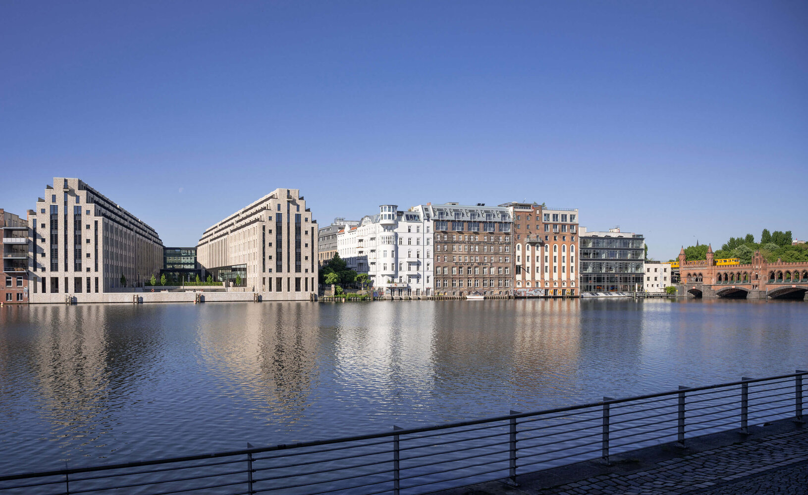 Spreespeicher, Ansicht über die Spree