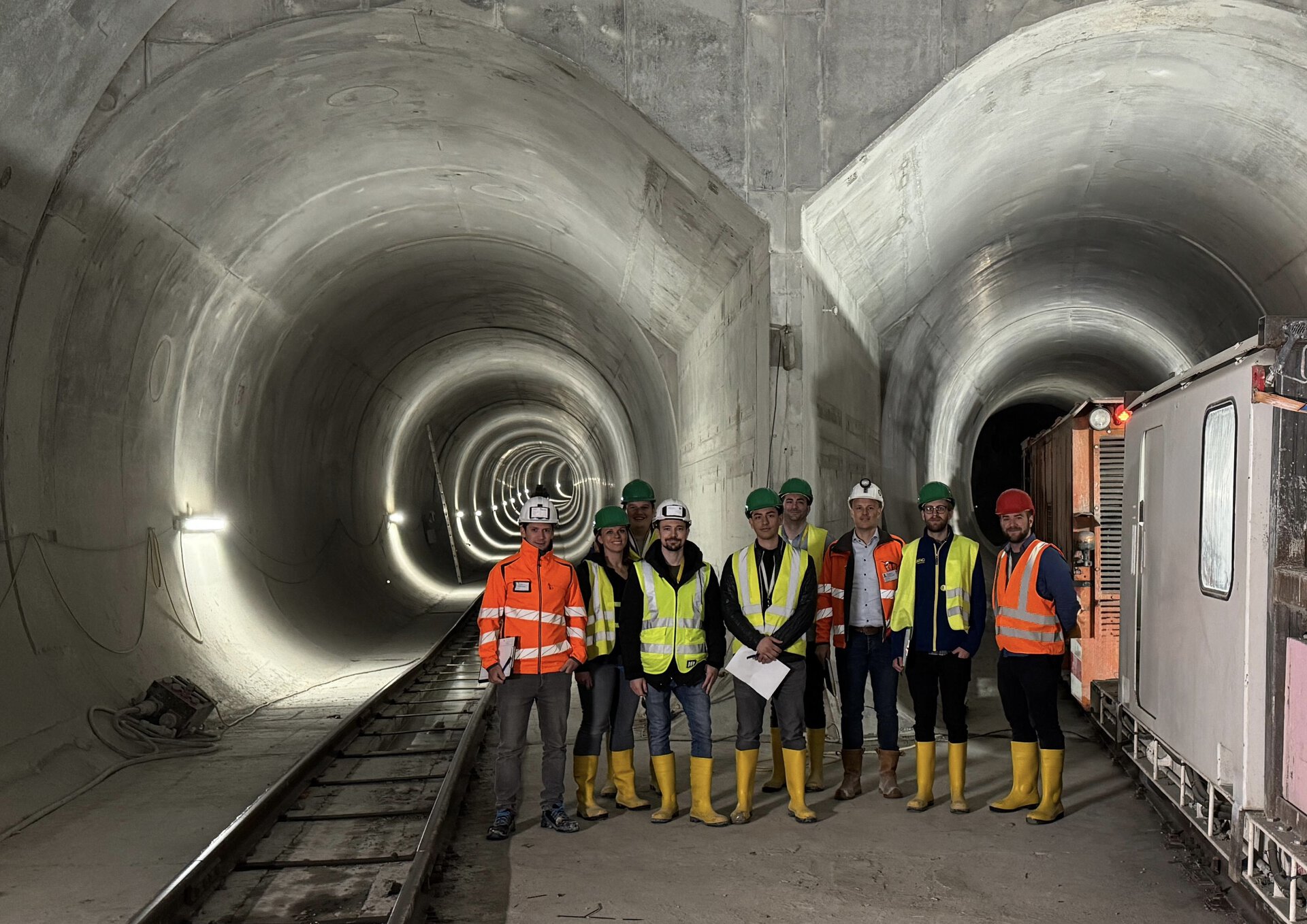Teilnehmer*innen im Tunnel