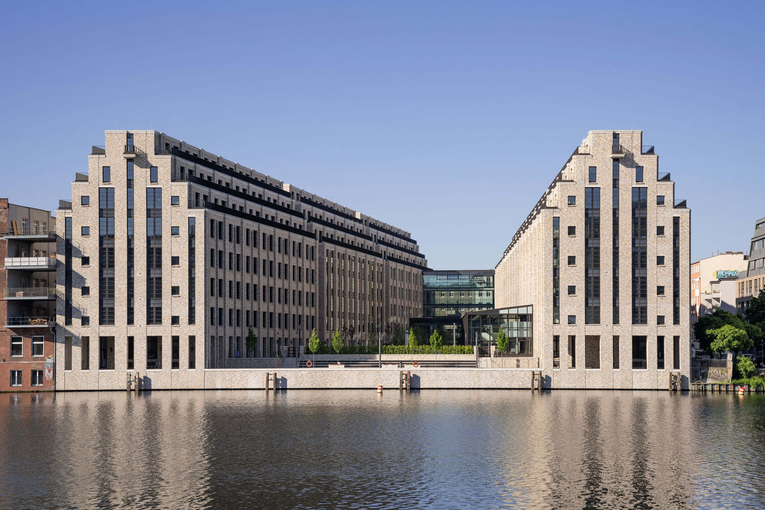 Gesamtansicht Spreespeicher, Blick von Spree