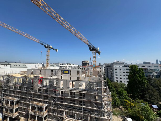 Rohbau mit Gerüst und Kränen